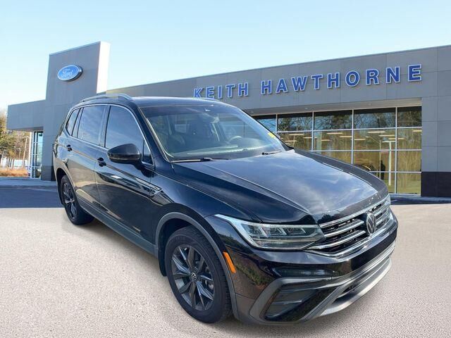 2023 Volkswagen Tiguan SE — photo 1 of 39