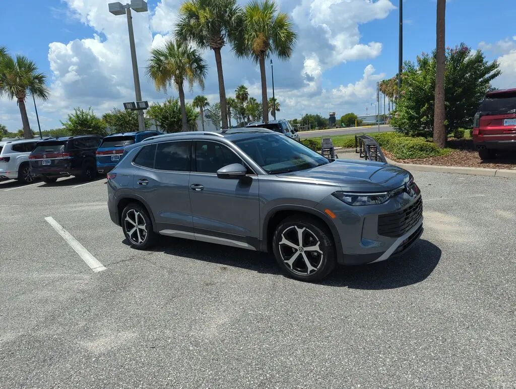 2026 Volkswagen Tiguan SE — photo 1 of 10