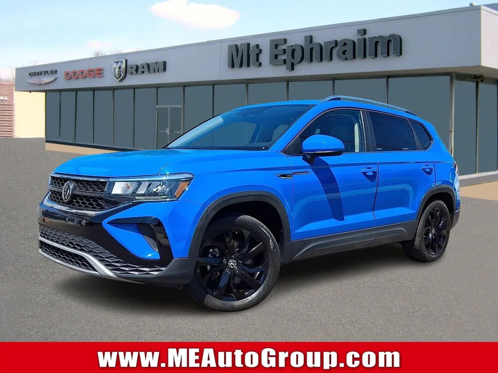 2023 Volkswagen Taos SE 4Motion — photo 1 of 13