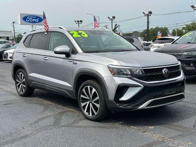 2023 Volkswagen Taos SE 4Motion — photo 1 of 41