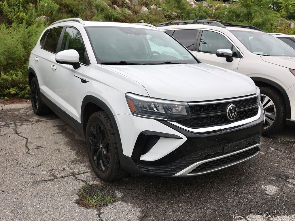2022 Volkswagen Taos SE 4Motion — photo 1 of 9