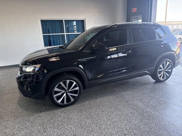 2024 Volkswagen Taos SE — photo 1 of 13