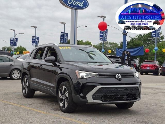 2025 Volkswagen Taos SE 4Motion — photo 1 of 26