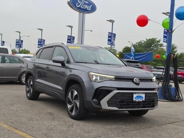 2025 Volkswagen Taos SE 4Motion — photo 1 of 26