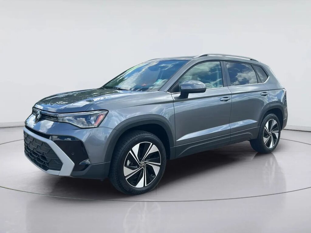 2025 Volkswagen Taos SE 4Motion — photo 1 of 23