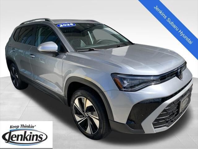 2025 Volkswagen Taos SE 4Motion — photo 1 of 13