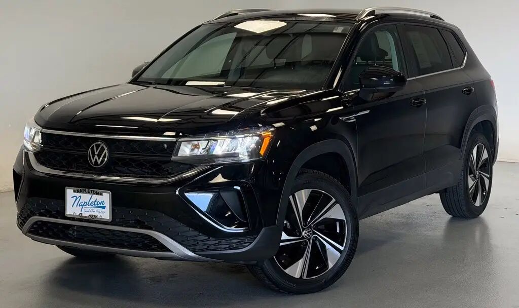 2023 Volkswagen Taos SE 4Motion — photo 1 of 13