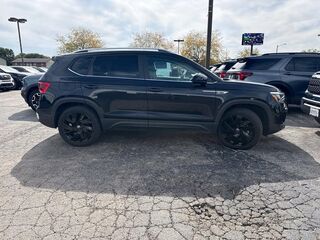 2024 Volkswagen Taos SE 4Motion