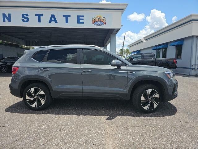 2024 Volkswagen Taos SE 4Motion — photo 1 of 26