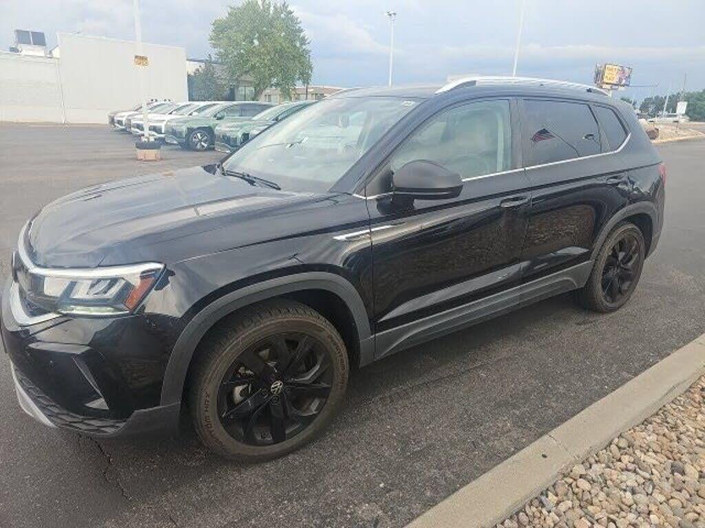 2023 Volkswagen Taos SE 4Motion — photo 1 of 11