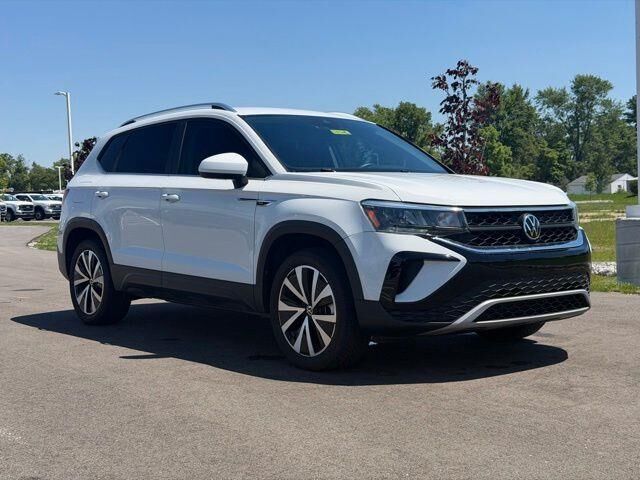 2022 Volkswagen Taos SE 4Motion — photo 1 of 26