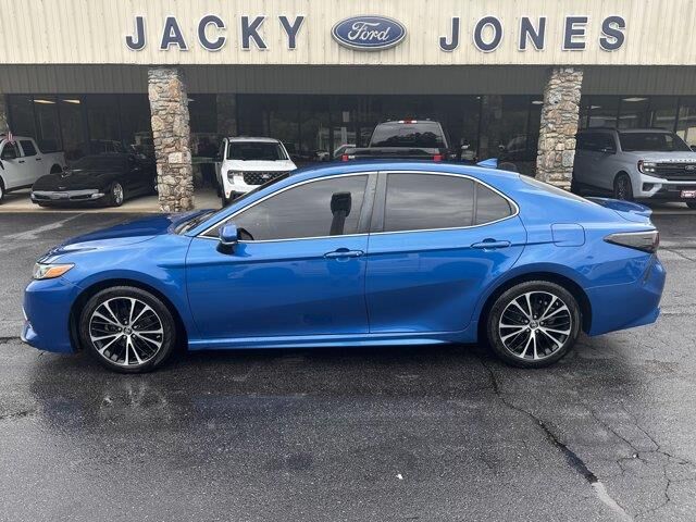 2019 Toyota Camry SE — photo 1 of 1