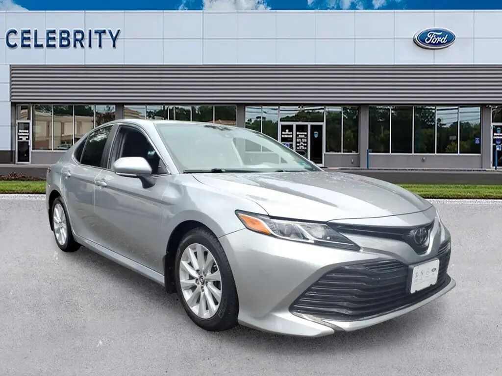 2019 Toyota Camry SE — photo 1 of 13
