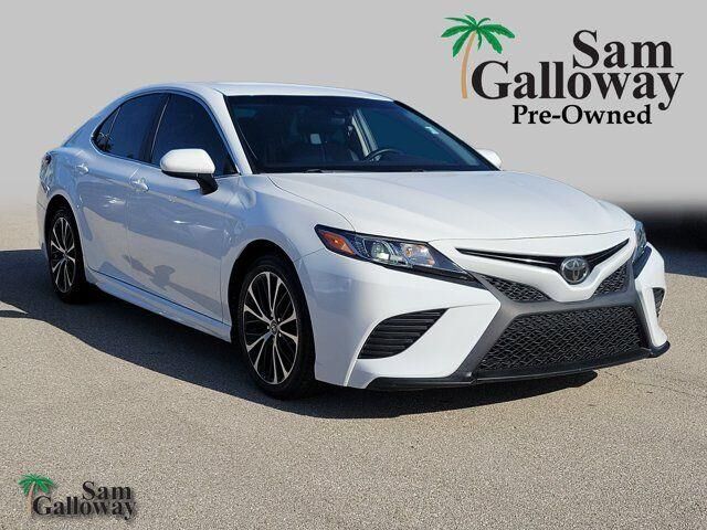 2018 Toyota Camry SE — photo 1 of 1