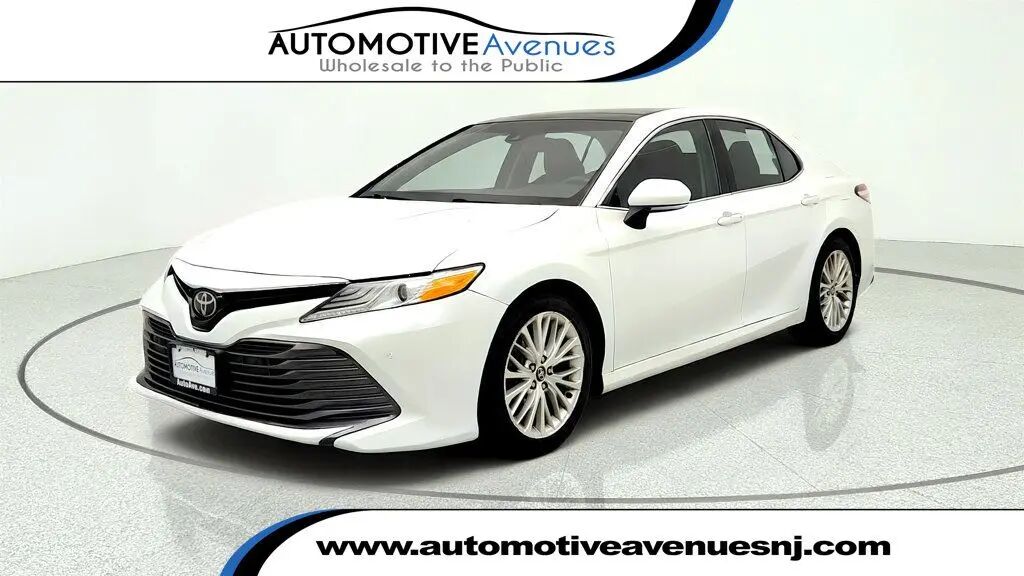 2018 Toyota Camry SE — photo 1 of 6