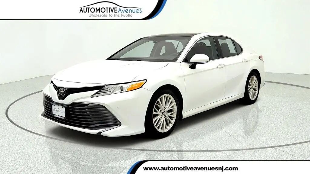 2018 Toyota Camry SE — photo 1 of 26
