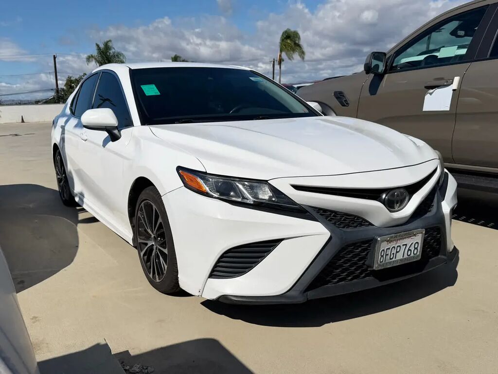 2018 Toyota Camry SE — photo 1 of 7
