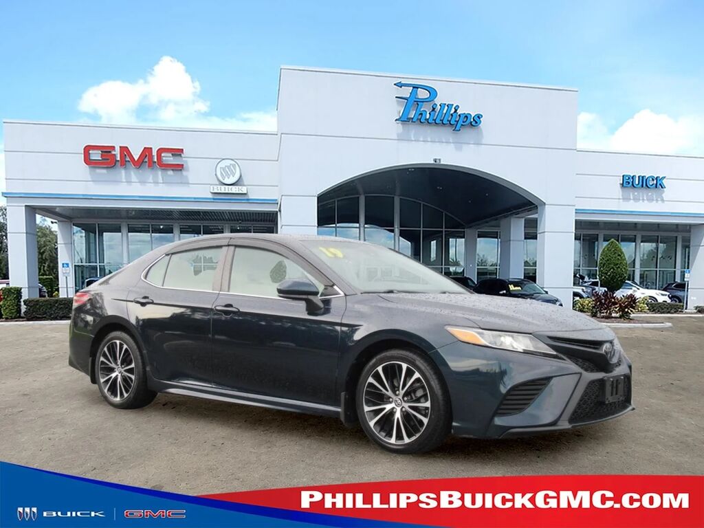 2019 Toyota Camry SE — photo 1 of 13