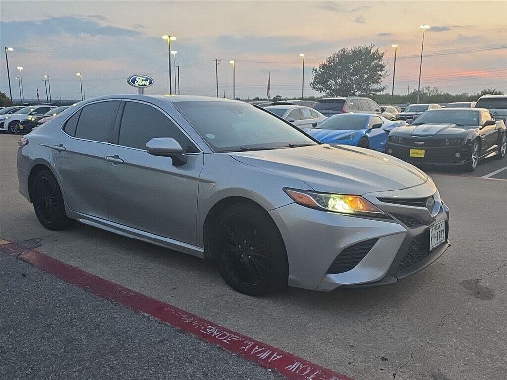 2018 Toyota Camry SE — photo 1 of 1