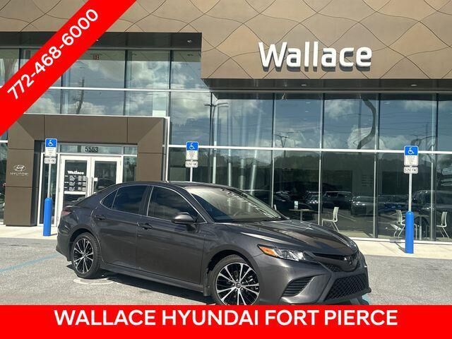 2019 Toyota Camry SE — photo 1 of 17