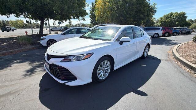 2019 Toyota Camry SE — photo 1 of 13