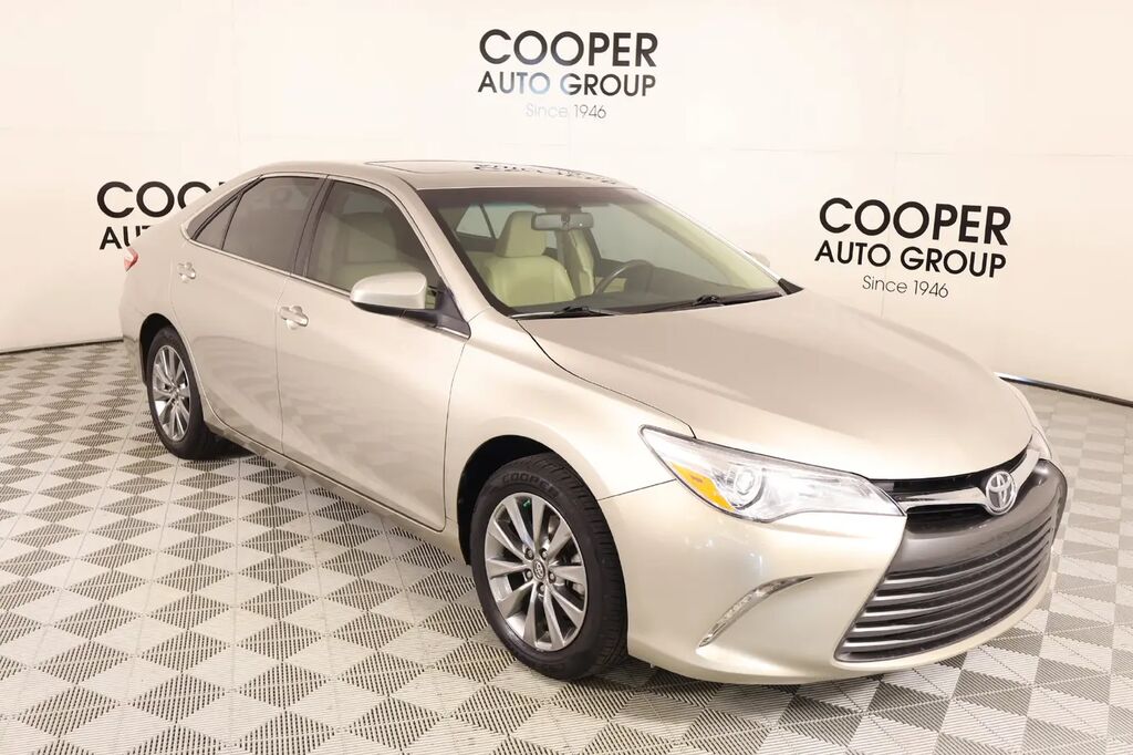 2017 Toyota Camry SE — photo 1 of 13
