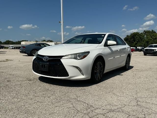 2016 Toyota Camry SE — photo 1 of 1