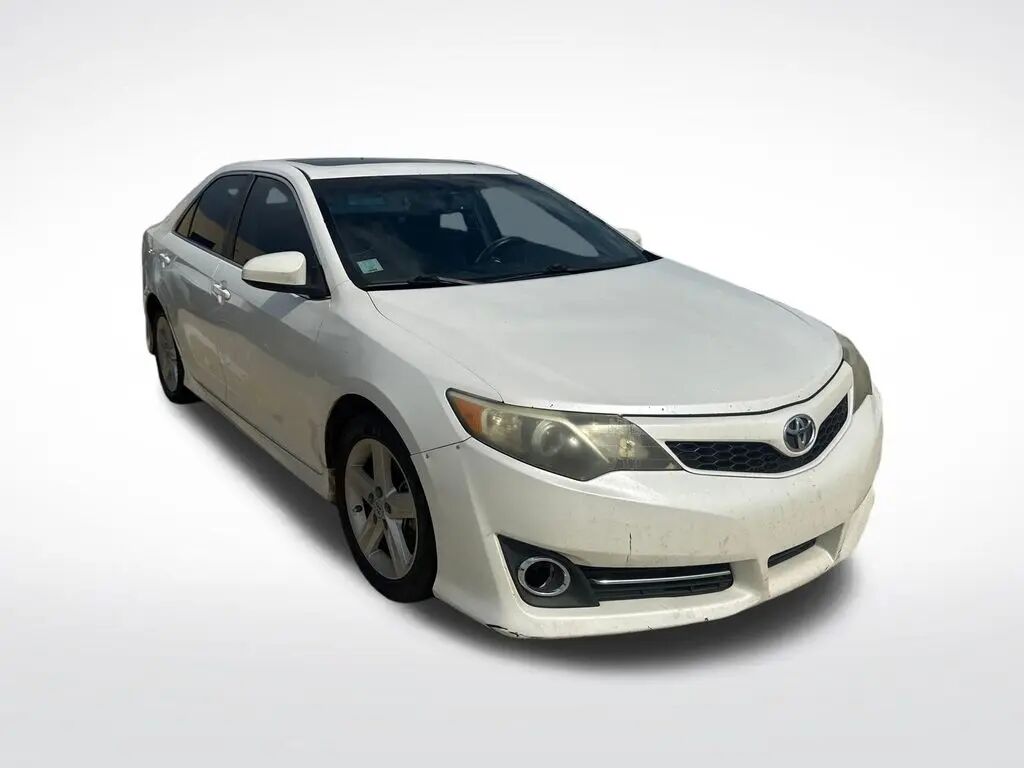 2014 Toyota Camry SE — photo 1 of 17