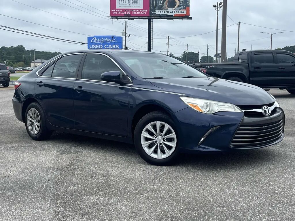 2017 Toyota Camry SE — photo 1 of 2