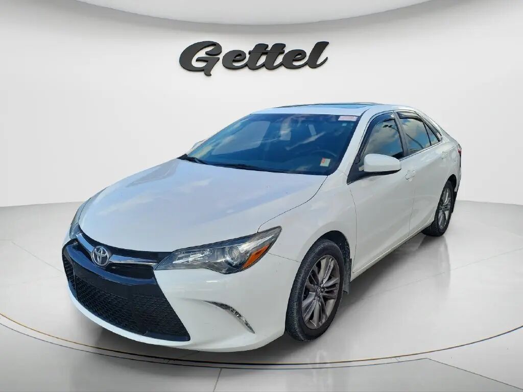 2016 Toyota Camry SE — photo 1 of 5