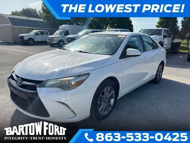 2016 Toyota Camry SE — photo 1 of 1