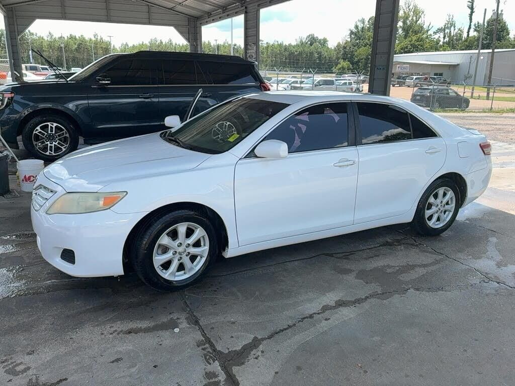 2010 Toyota Camry LE — photo 1 of 1