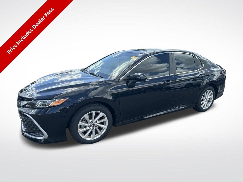 2023 Toyota Camry LE — photo 1 of 13