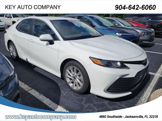 2021 Toyota Camry LE — photo 1 of 4