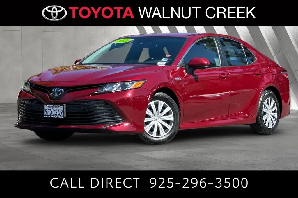 2020 Toyota Camry Hybrid LE — photo 1 of 10