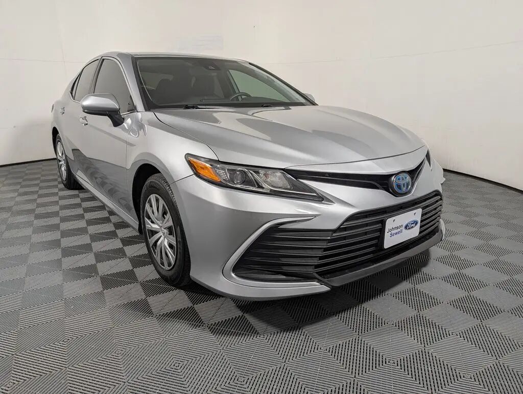 2022 Toyota Camry Hybrid LE — photo 1 of 15