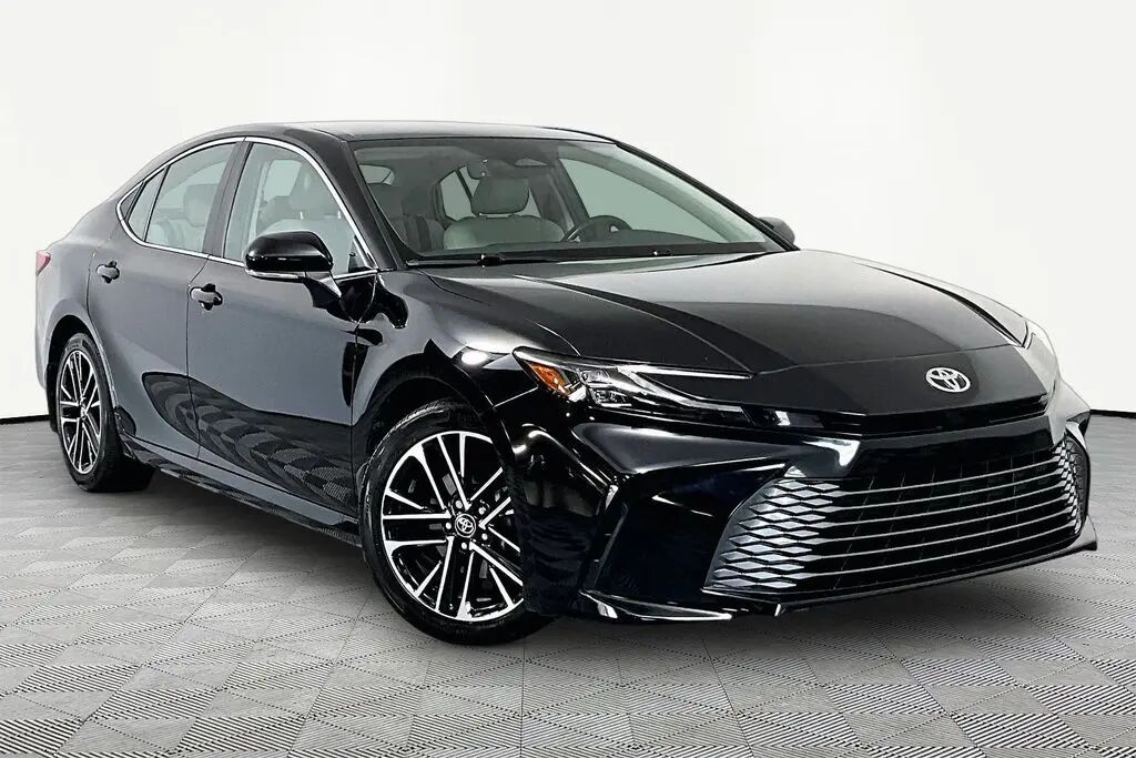 2025 Toyota Camry SE — photo 1 of 13