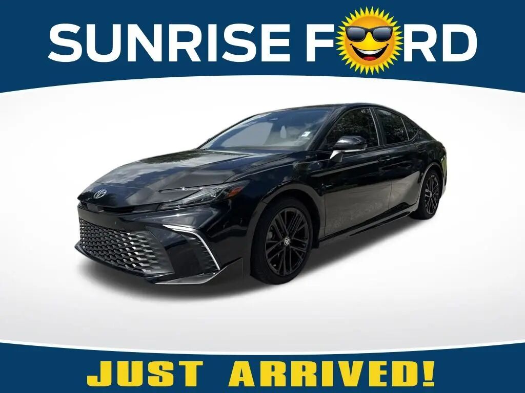 2025 Toyota Camry SE — photo 1 of 13