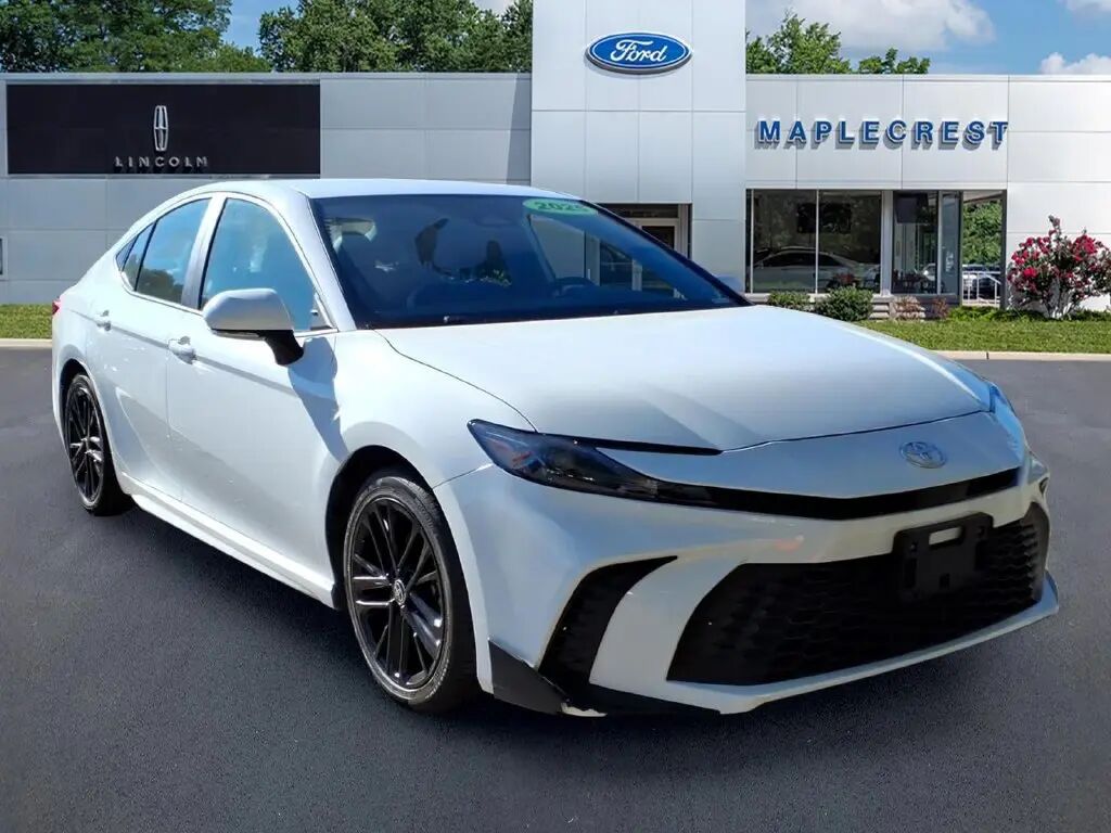 2025 Toyota Camry SE — photo 1 of 13