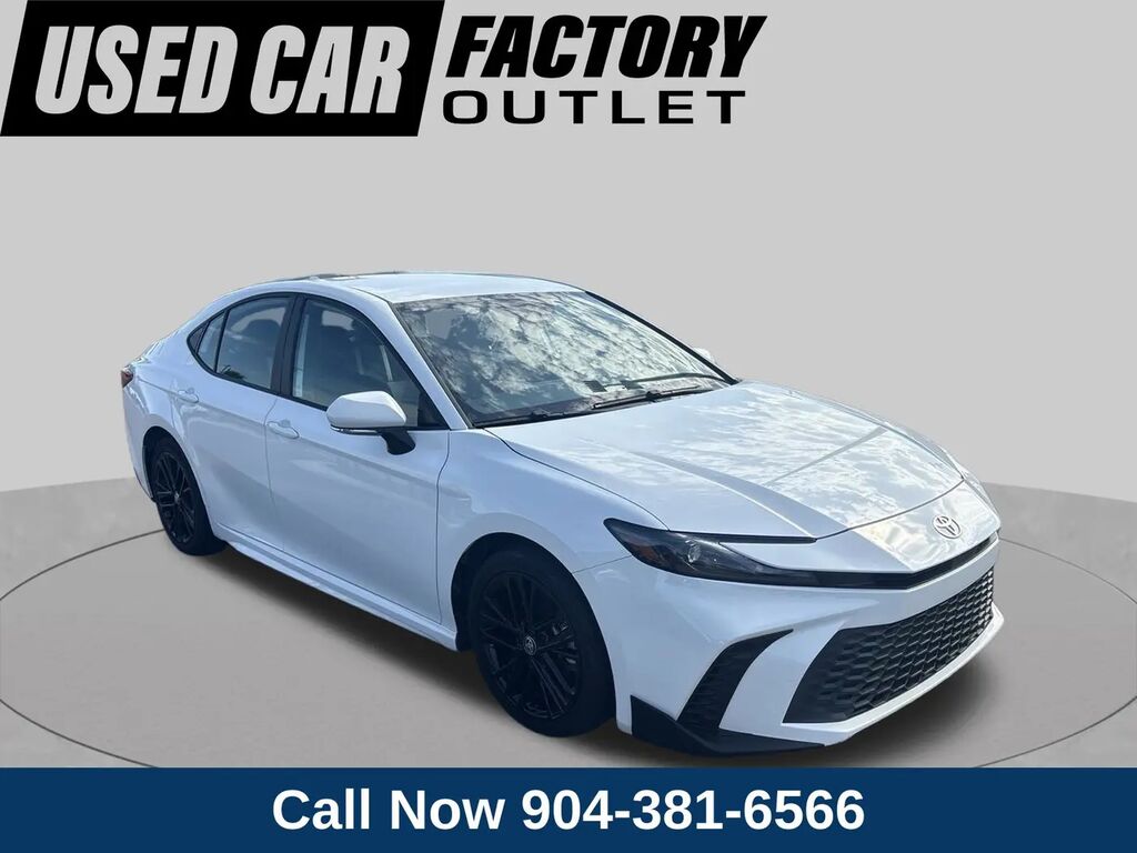 2025 Toyota Camry SE — photo 1 of 13