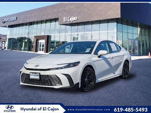 2025 Toyota Camry SE — photo 1 of 8