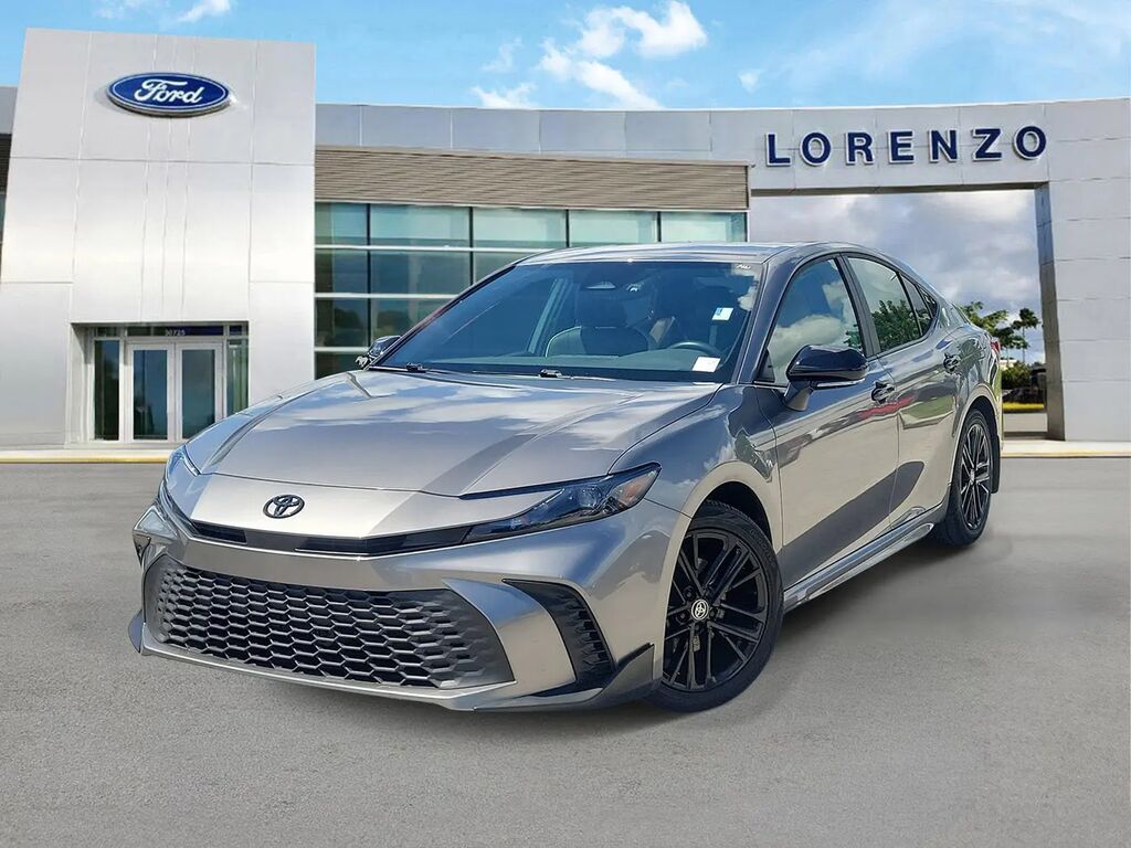 2025 Toyota Camry SE — photo 1 of 13
