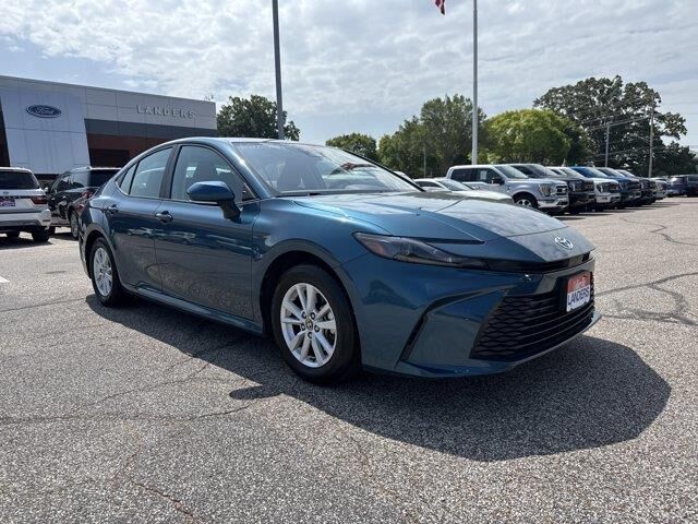 2025 Toyota Camry LE — photo 1 of 39