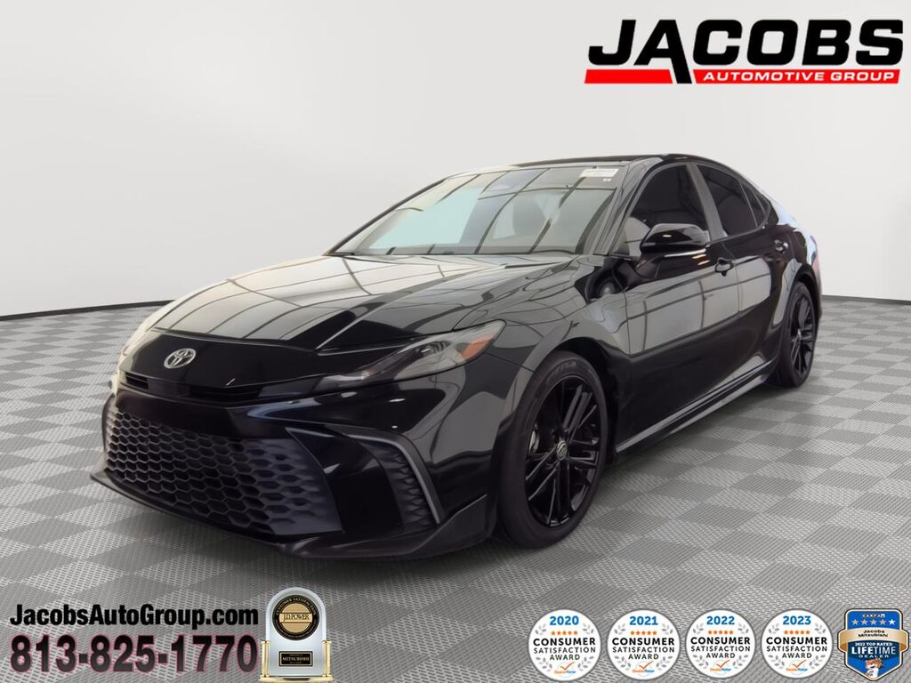 2025 Toyota Camry SE — photo 1 of 13