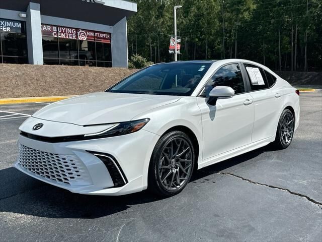 2025 Toyota Camry SE — photo 1 of 13