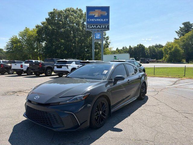 2025 Toyota Camry SE — photo 1 of 6