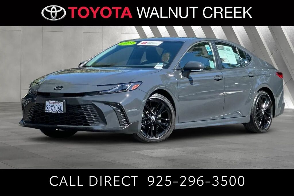 2025 Toyota Camry SE — photo 1 of 9
