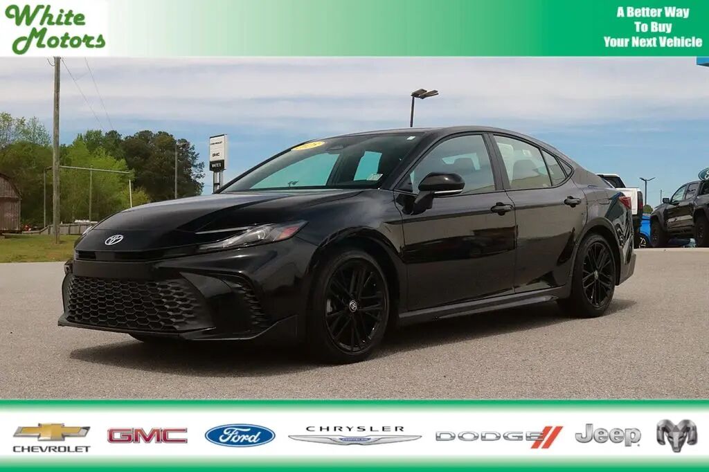 2025 Toyota Camry SE — photo 1 of 13