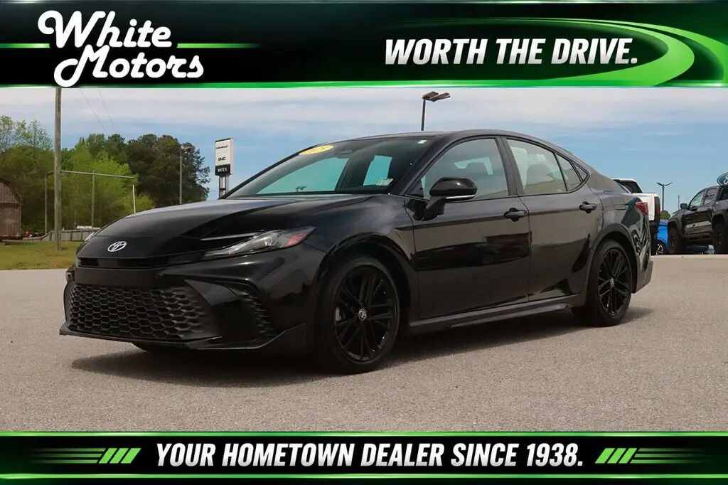 2025 Toyota Camry SE — photo 1 of 13