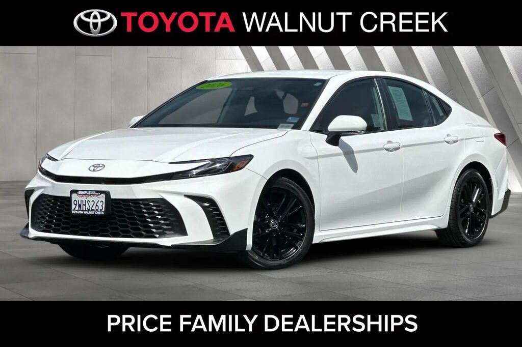 2026 Toyota Camry SE — photo 1 of 10